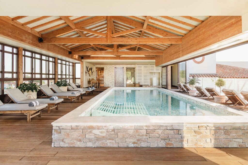Will Smith, Pierre Niney et même une princesse : à Saint-Cyprien, les secrets du seul hôtel 5 étoiles sur une île privée en Occitanie